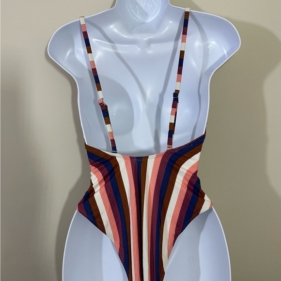 Xhilaration sz med swim suit in a stripe From the front it looks like a 2 piece - Picture 6 of 12